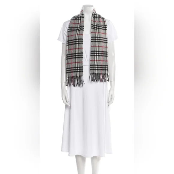 🩶 Burberry Cashmere Scarf 🩶 - Picture 9 of 9